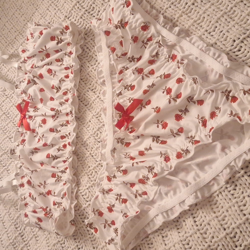 Adorable Floral Print White and Red Intimate Set Size L BNWFT Inside Garmemt